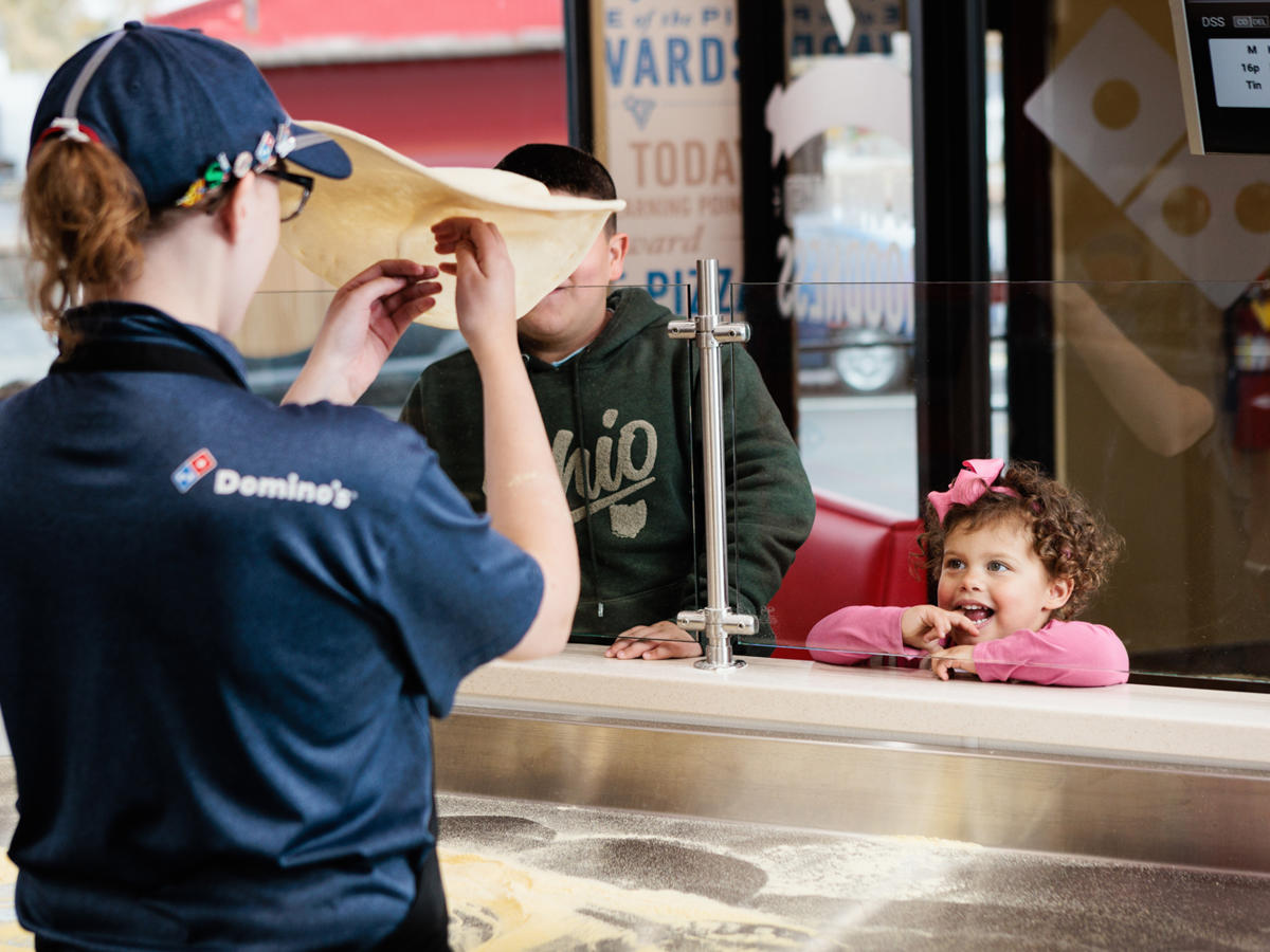 Un hombre y un niño mirando a una ventana