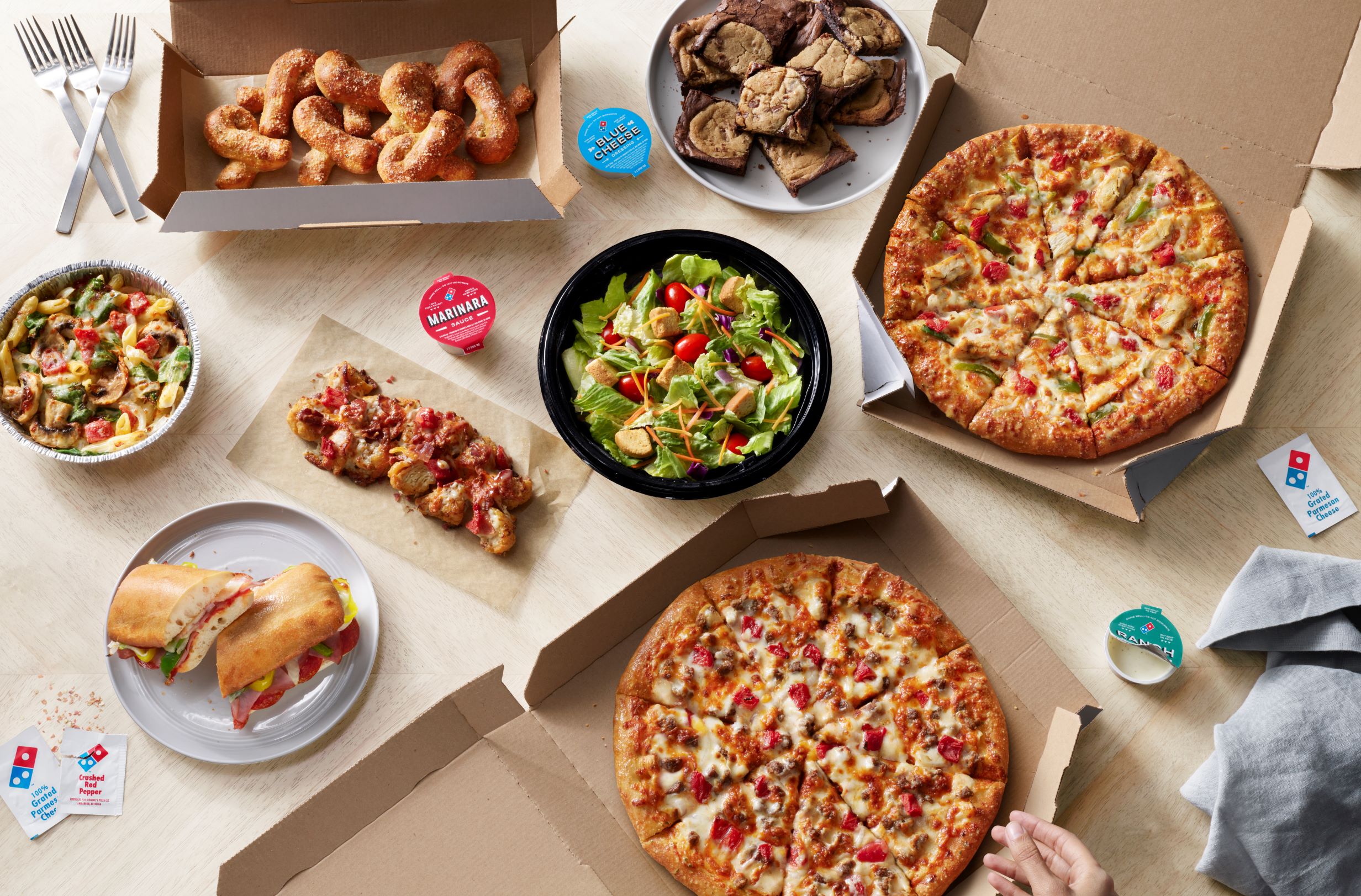 Un grupo de pizzas y comida en cajas