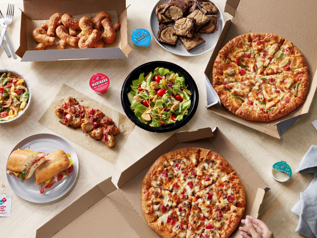 Un grupo de pizzas y comida en cajas